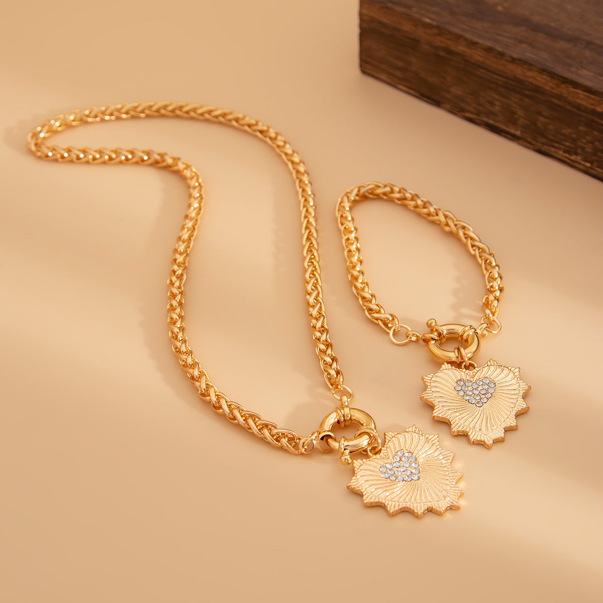 Diamond studded heart-shaped metal pendant necklace, light luxury style spring buckle collarbone chain set - V.I.P Digital Presence