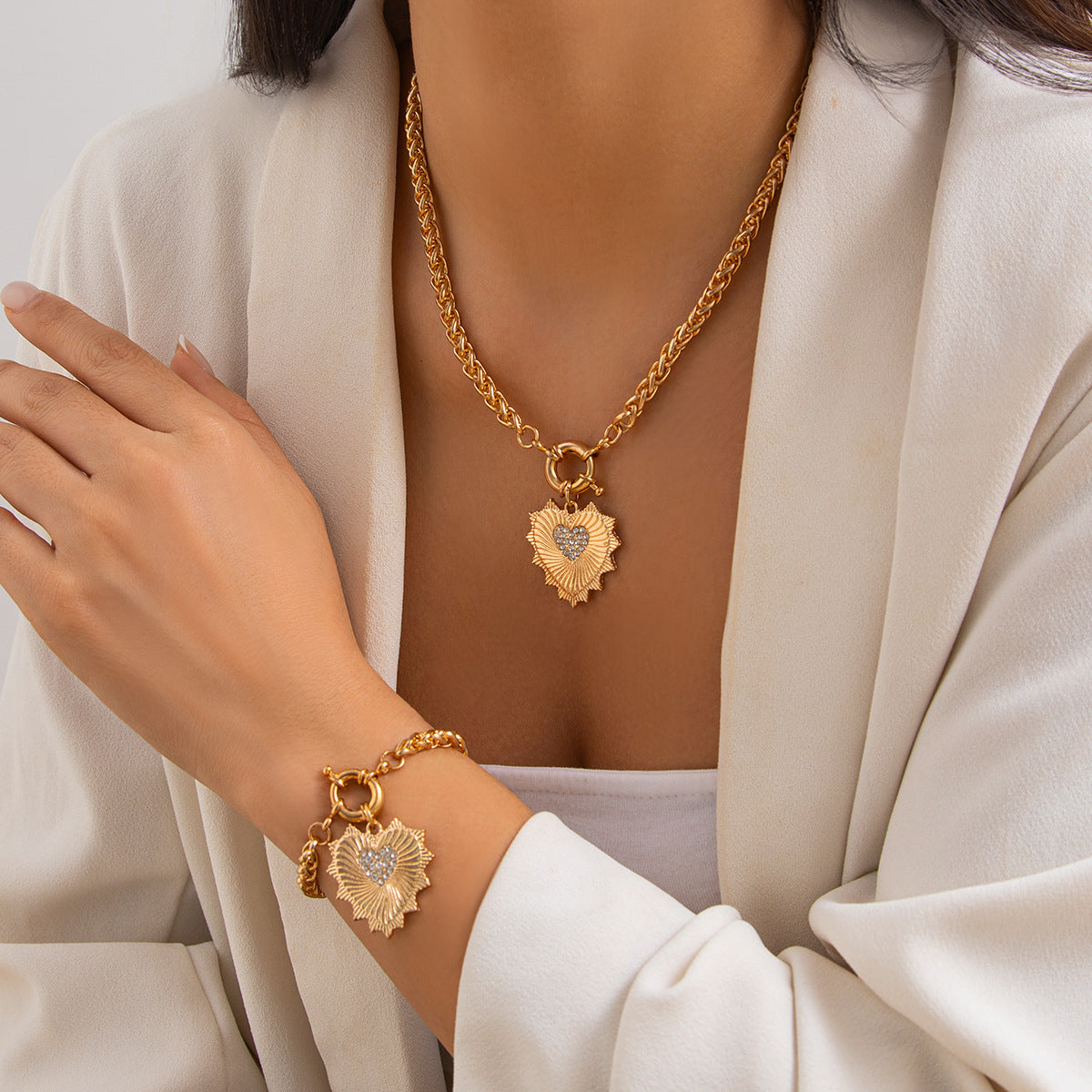 Diamond studded heart-shaped metal pendant necklace, light luxury style spring buckle collarbone chain set - V.I.P Digital Presence
