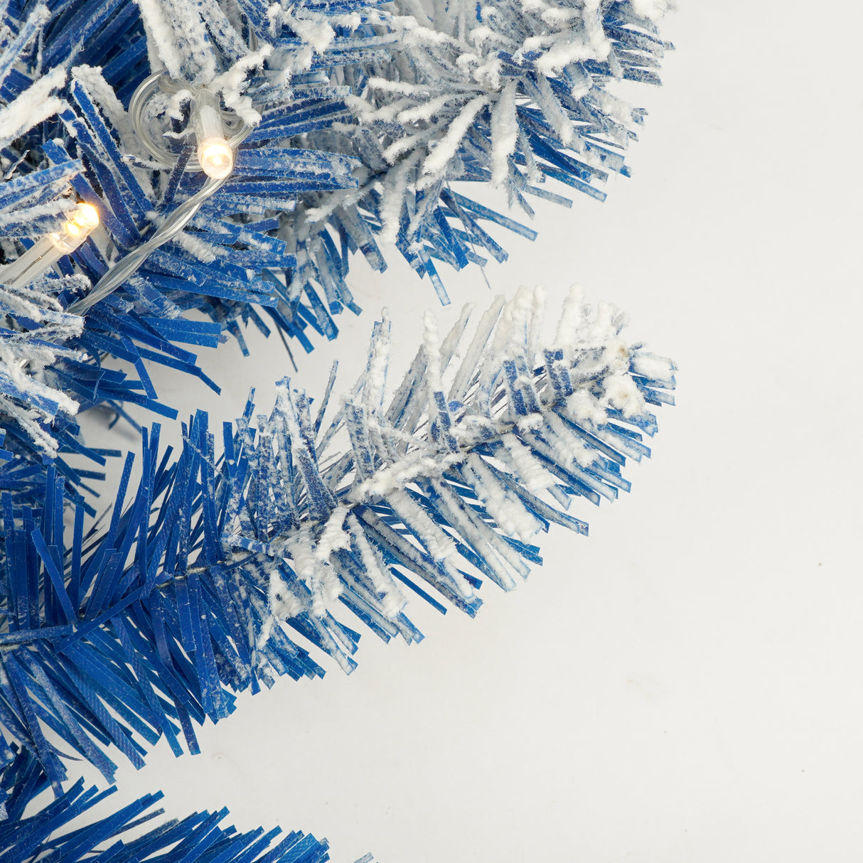 A set of 4 artificial Christmas trees, including flower garlands, flower garlands, and 2 entrance trees, equipped with LED light - V.I.P Digital Presence