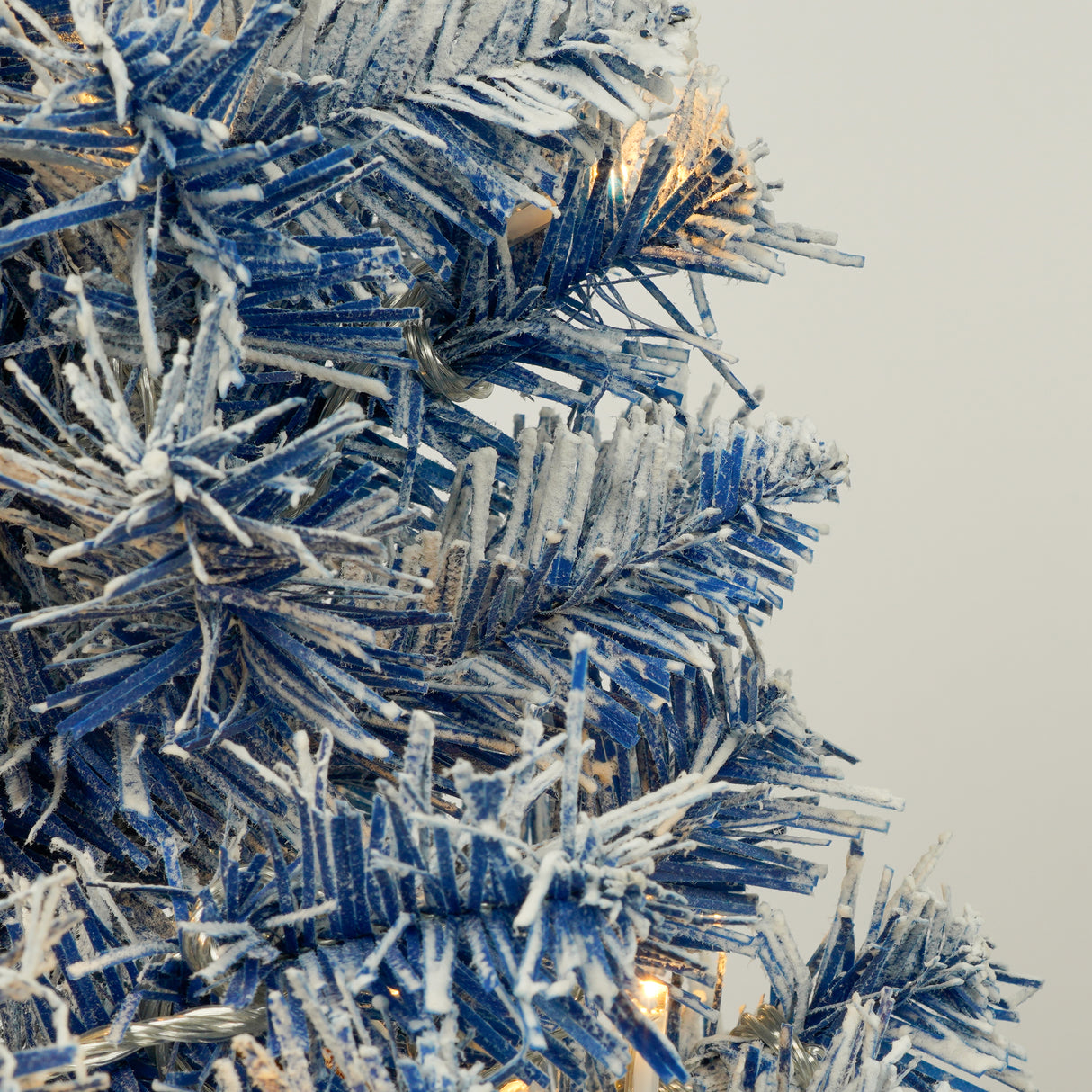 A set of 4 artificial Christmas trees, including flower garlands, flower garlands, and 2 entrance trees, equipped with LED light - V.I.P Digital Presence