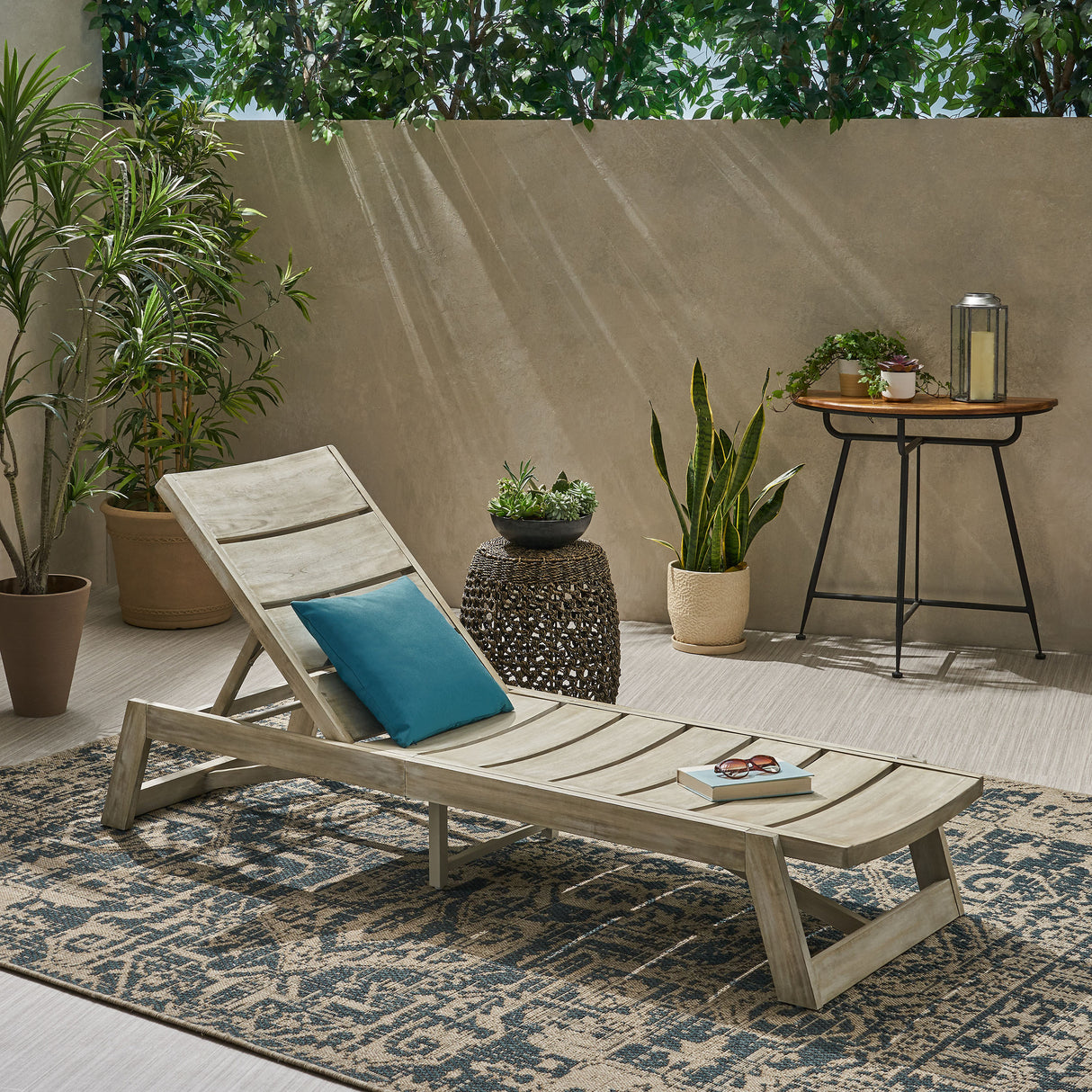 MAKI CHAISE LOUNGE - V.I.P Digital Presence