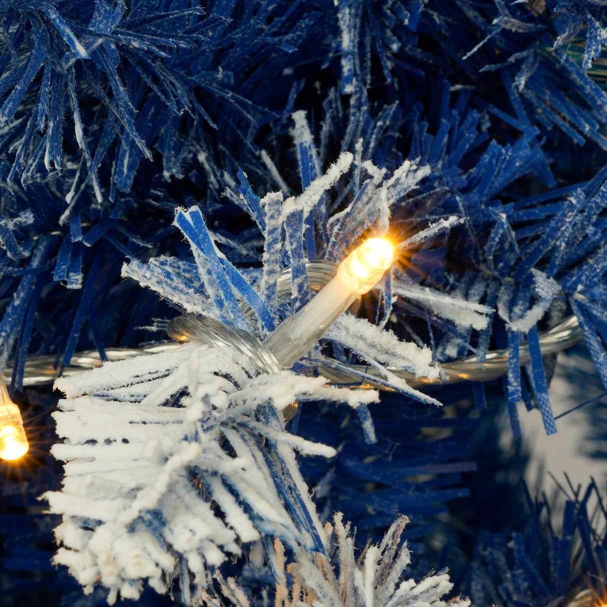 A set of 4 artificial Christmas trees, including flower garlands, flower garlands, and 2 entrance trees, equipped with LED light - V.I.P Digital Presence