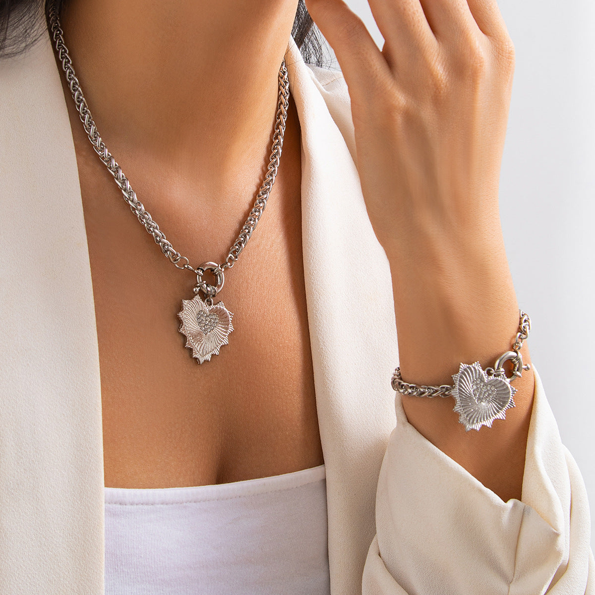 Diamond studded heart-shaped metal pendant necklace, light luxury style spring buckle collarbone chain set - V.I.P Digital Presence