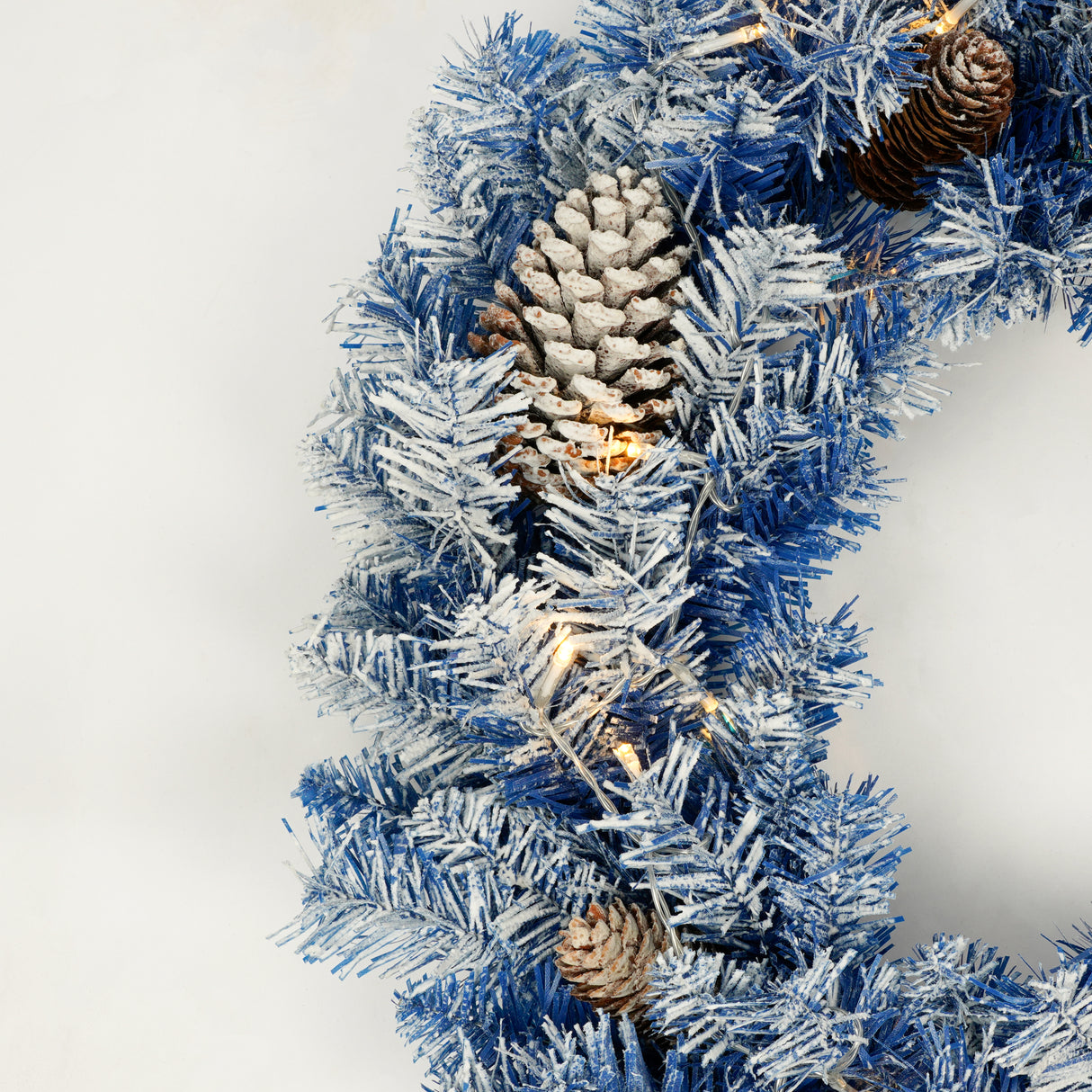 A set of 4 artificial Christmas trees, including flower garlands, flower garlands, and 2 entrance trees, equipped with LED light - V.I.P Digital Presence