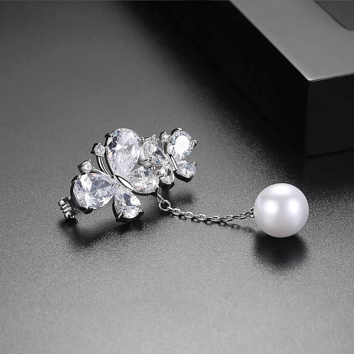 Zircon Butterfly Pin Fashion Korean Edition AAA Zircon Butterfly Design Pearl Women's Small Suit Accessories - V.I.P Digital Presence