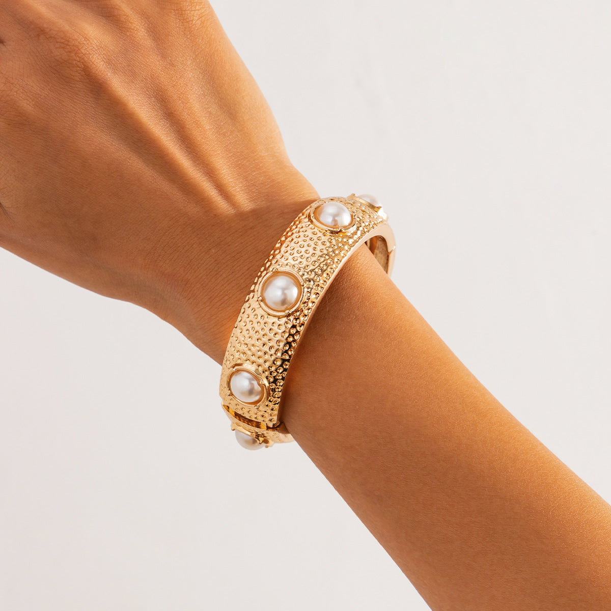 Fashionable pleated concave pearl bracelet with light luxury and metallic feel Bracelet wide face - V.I.P Digital Presence
