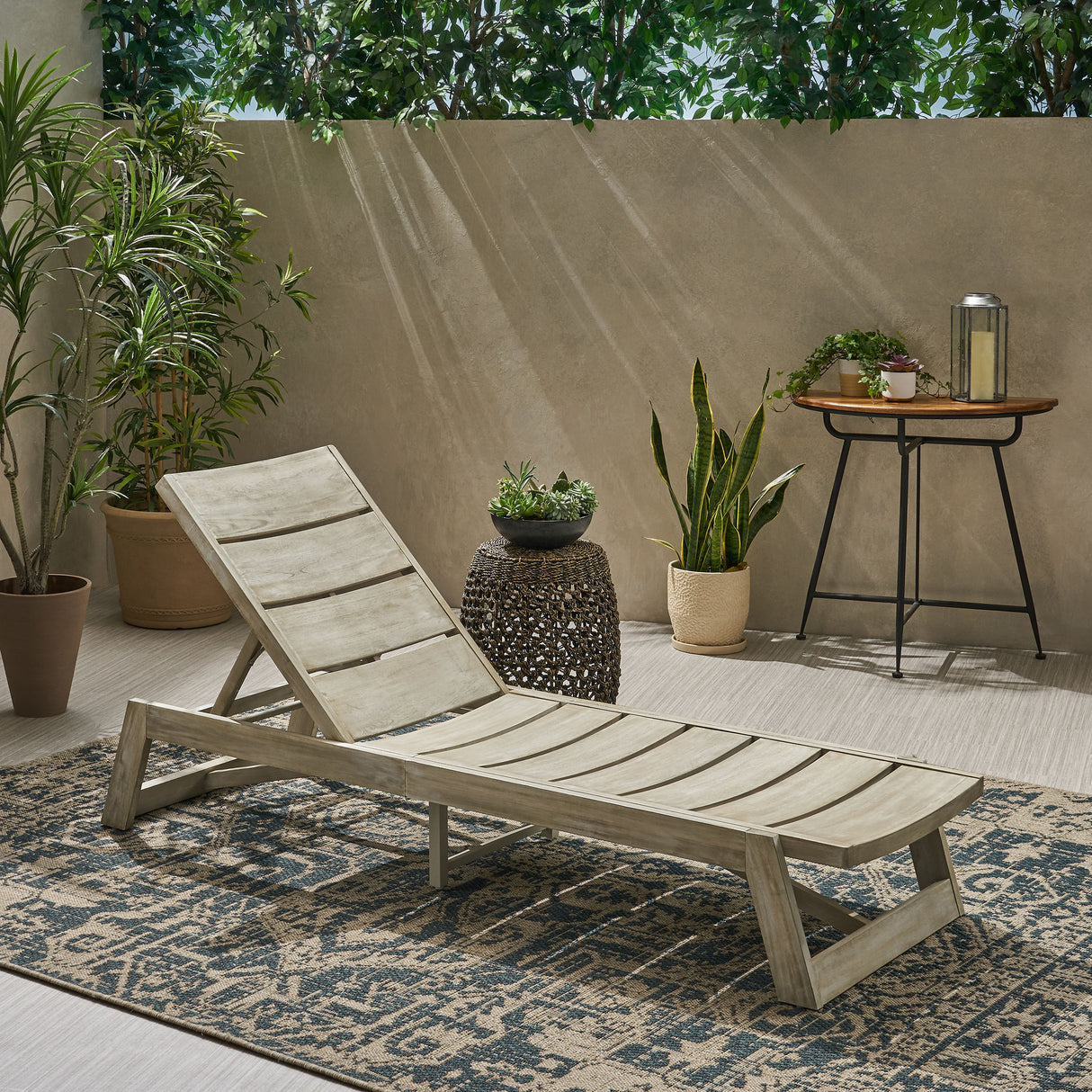 MAKI CHAISE LOUNGE - V.I.P Digital Presence