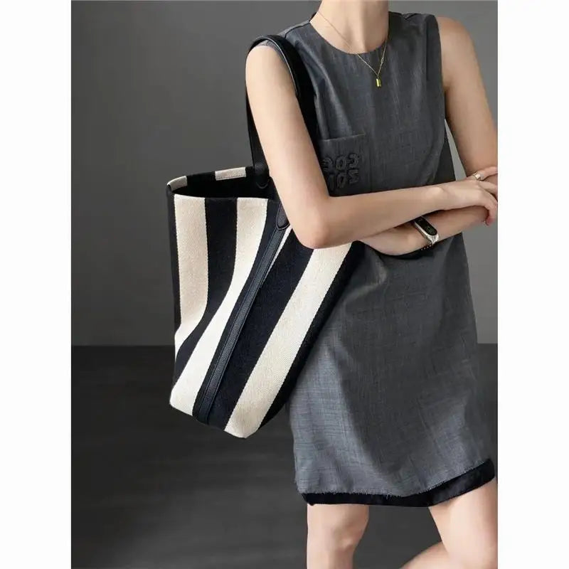 Black and white contrasting wide shoulder strap women's bag large capacity tote bag bucket bag - V.I.P Digital Presence