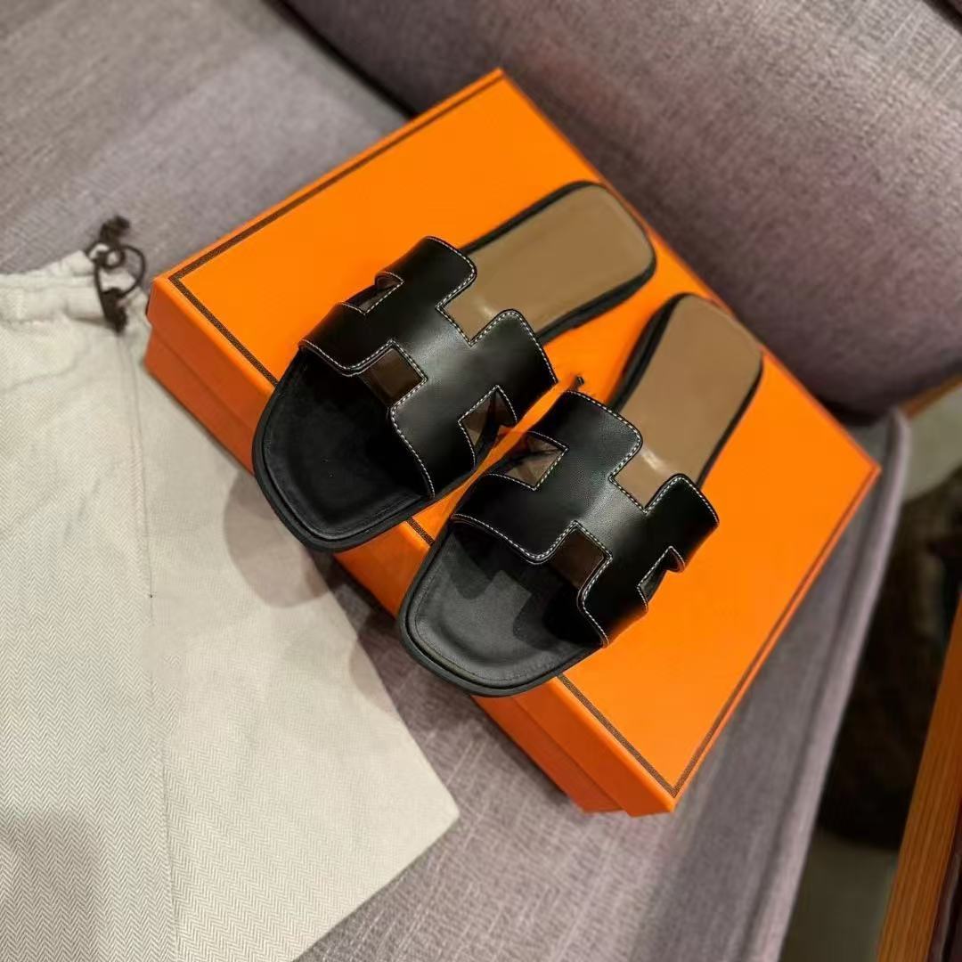 Flat bottomed beach sandals are fashionable casual lightweight and can be worn as a single drag - V.I.P Digital Presence