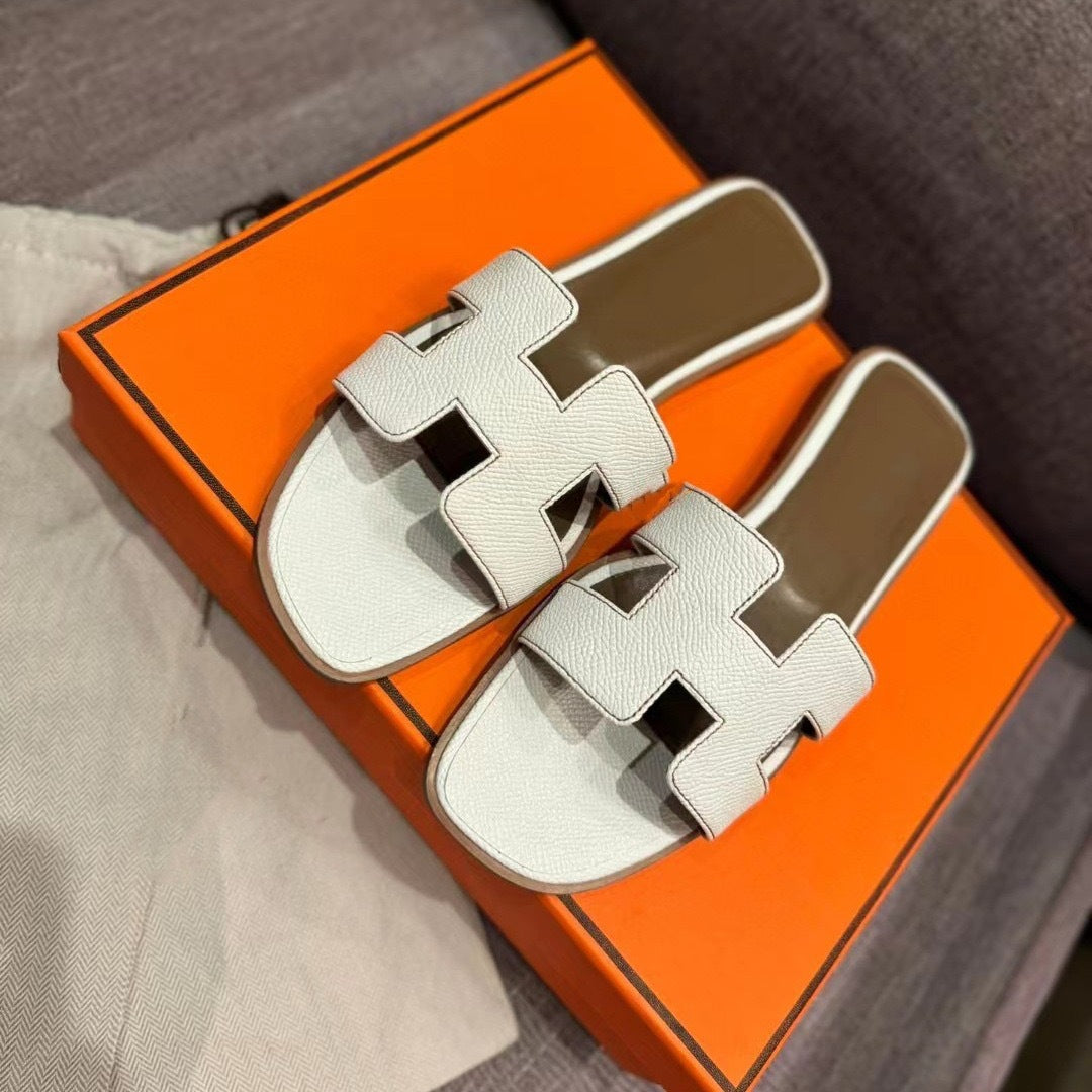 Flat bottomed beach sandals are fashionable casual lightweight and can be worn as a single drag - V.I.P Digital Presence