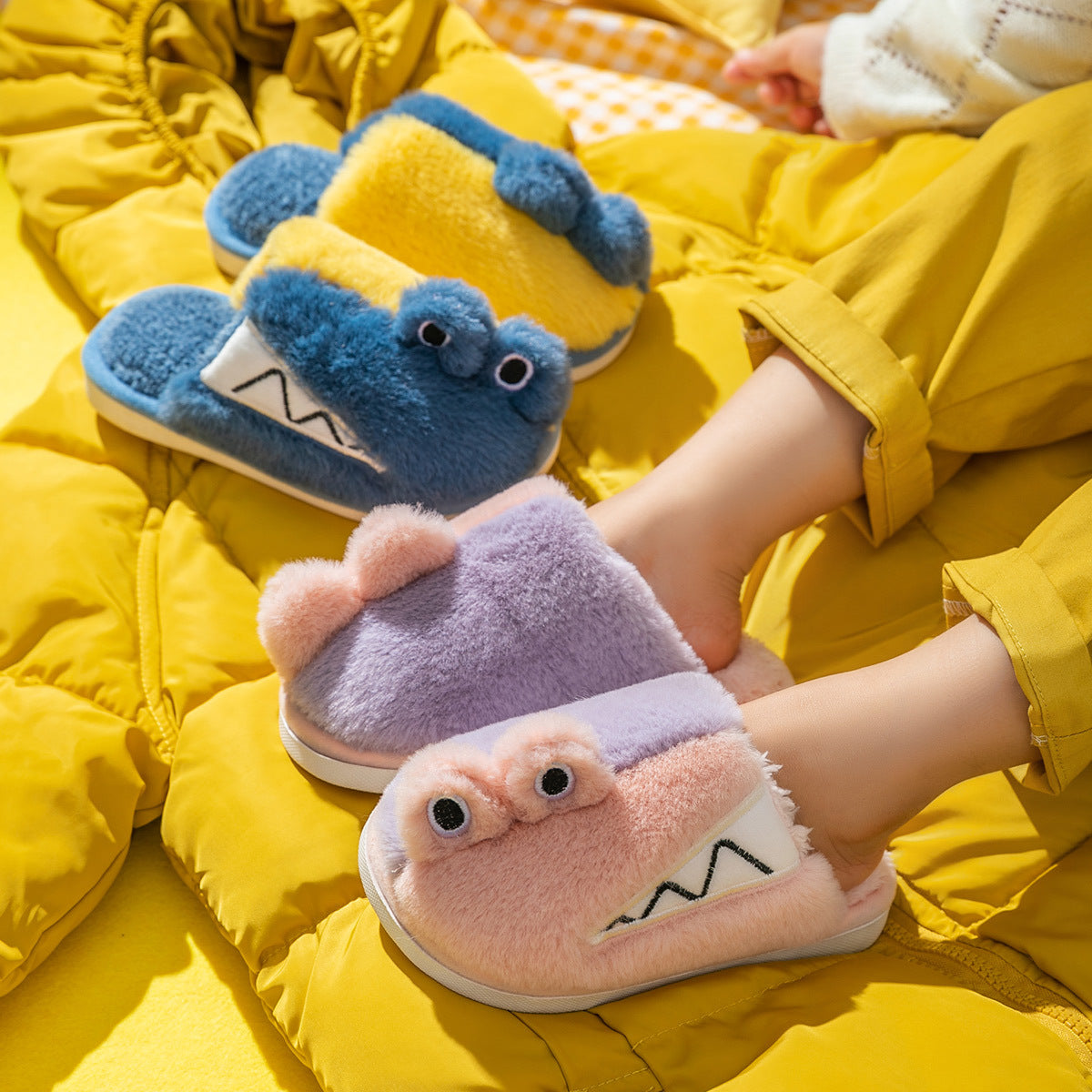 Pantuflas de algodón para niños, cálidas, de algodón, con dibujos animados coreanos, para el invierno, peludas y multicolores.