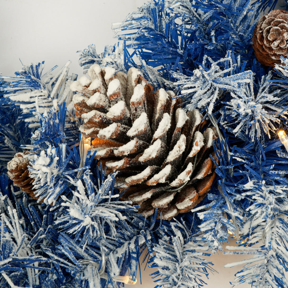 A set of 4 artificial Christmas trees, including flower garlands, flower garlands, and 2 entrance trees, equipped with LED light - V.I.P Digital Presence