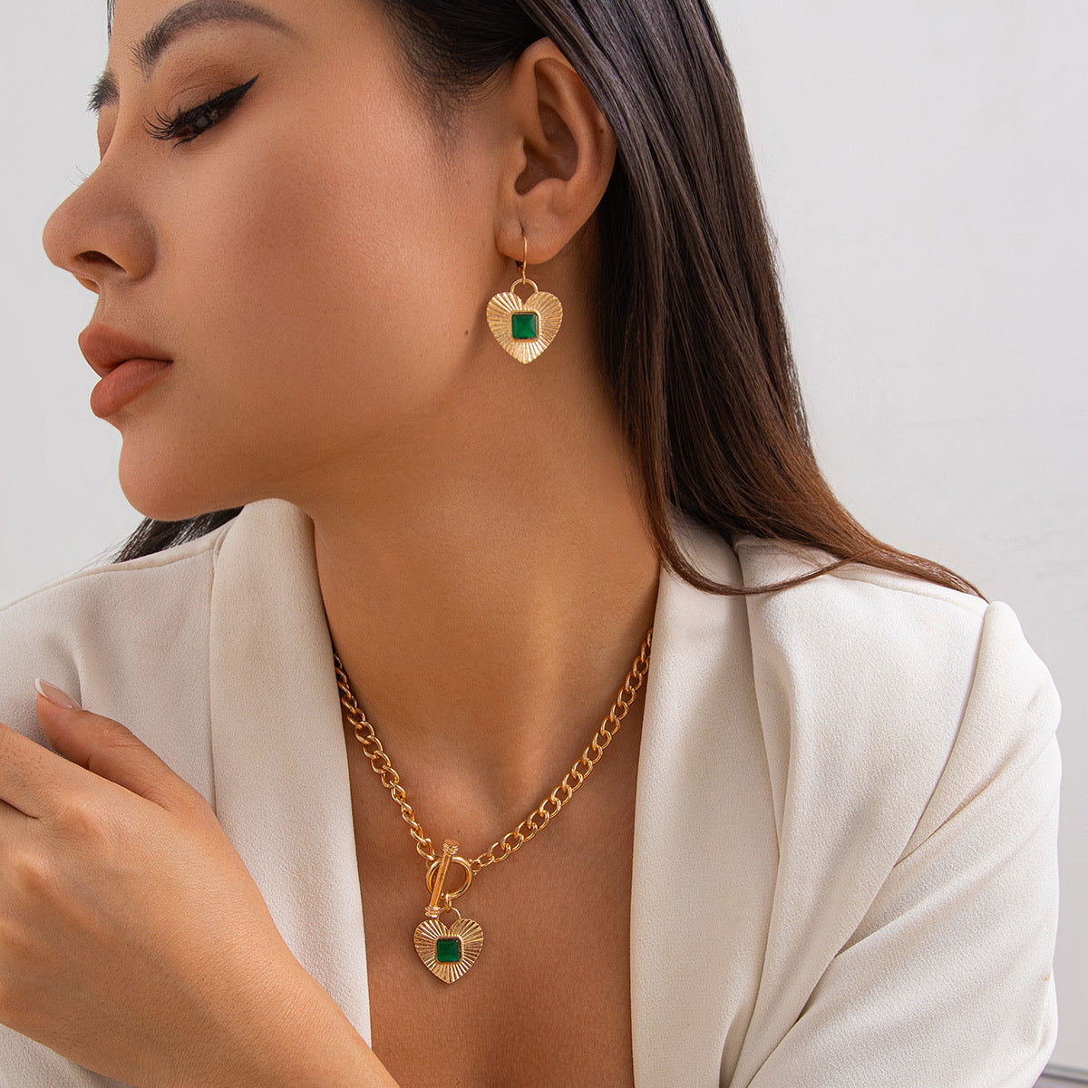 Fashionable diamond studded heart-shaped pendant necklace with a light luxury style and metallic feel, Necklace set - V.I.P Digital Presence