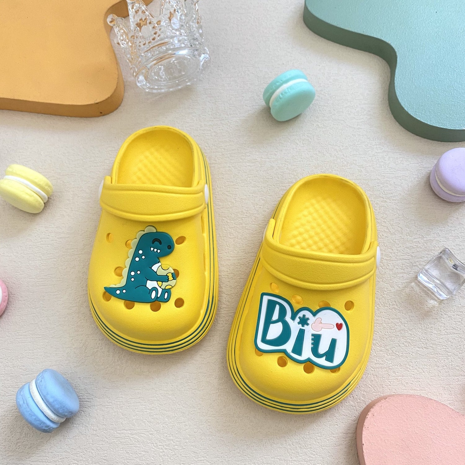 Nuevos zapatos con agujeros para niños y niñas, bonitos zapatos de verano para exteriores, sandalias y pantuflas de suela suave para niños pequeños.