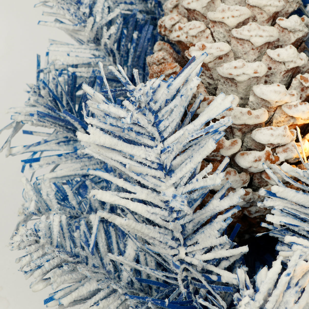 A set of 4 artificial Christmas trees, including flower garlands, flower garlands, and 2 entrance trees, equipped with LED light - V.I.P Digital Presence
