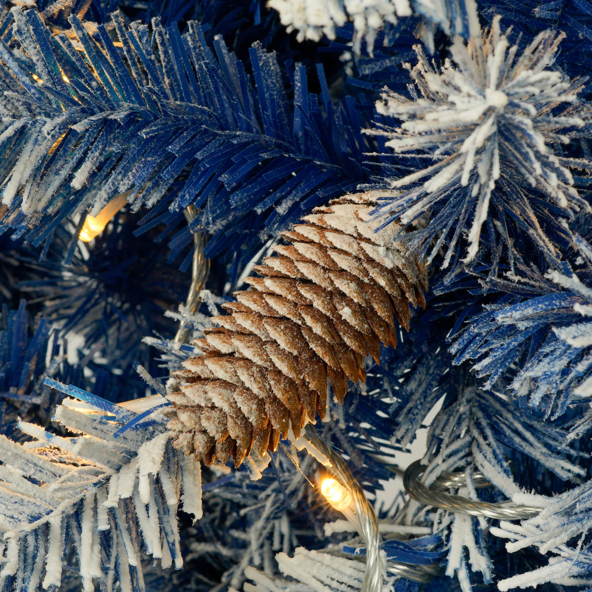 A set of 4 artificial Christmas trees, including flower garlands, flower garlands, and 2 entrance trees, equipped with LED light - V.I.P Digital Presence