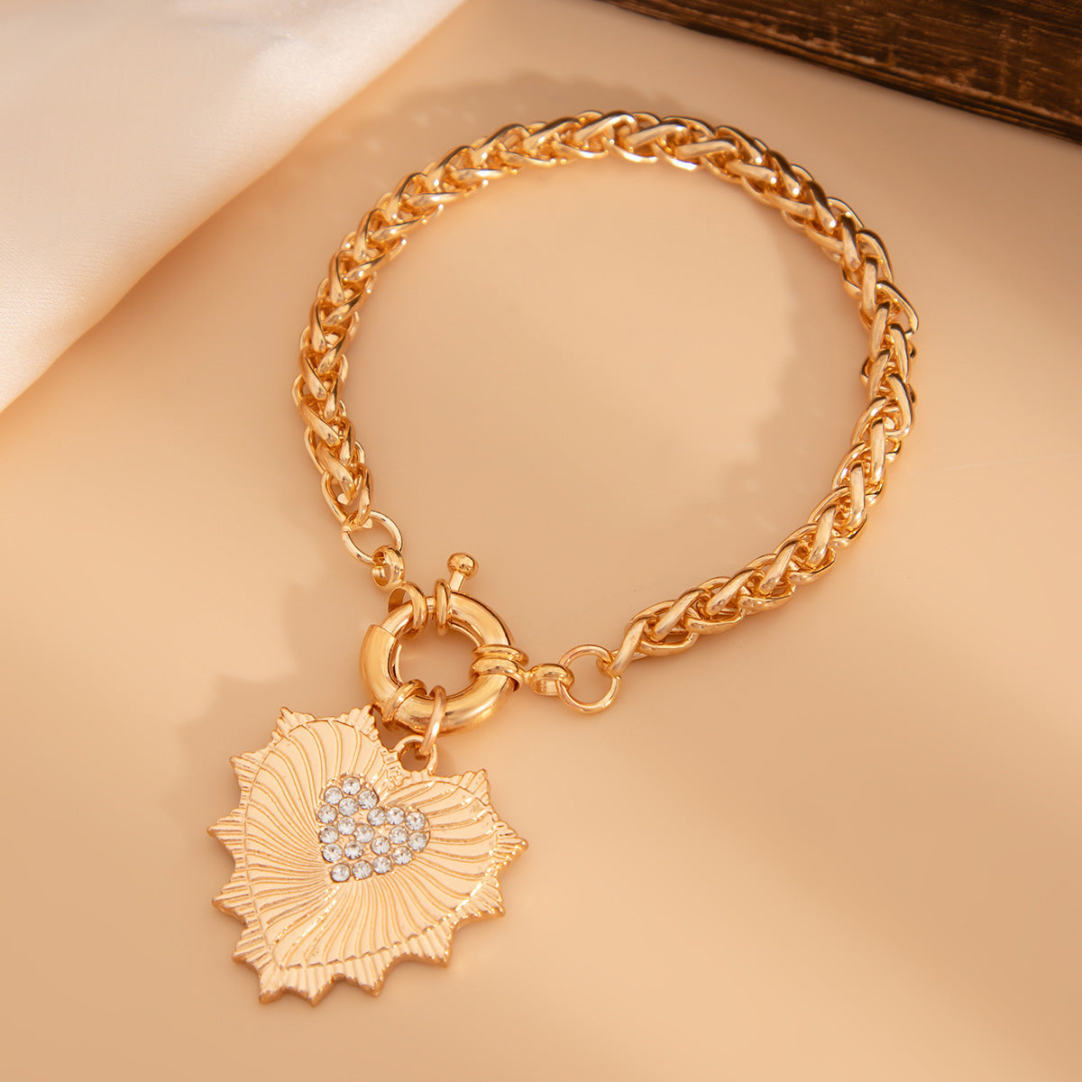 Diamond studded heart-shaped metal pendant necklace, light luxury style spring buckle collarbone chain set - V.I.P Digital Presence