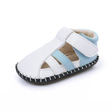Sandalias de bebé cosidas con suela de goma transpirable y antipatadas para interior. 