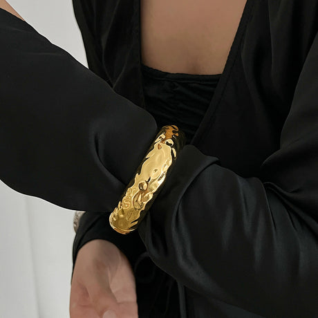 Fashionable pleated concave pearl bracelet with light luxury and metallic feel Bracelet wide face - V.I.P Digital Presence