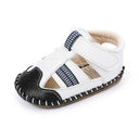Sandalias de bebé cosidas con suela de goma transpirable y antipatadas para interior. 