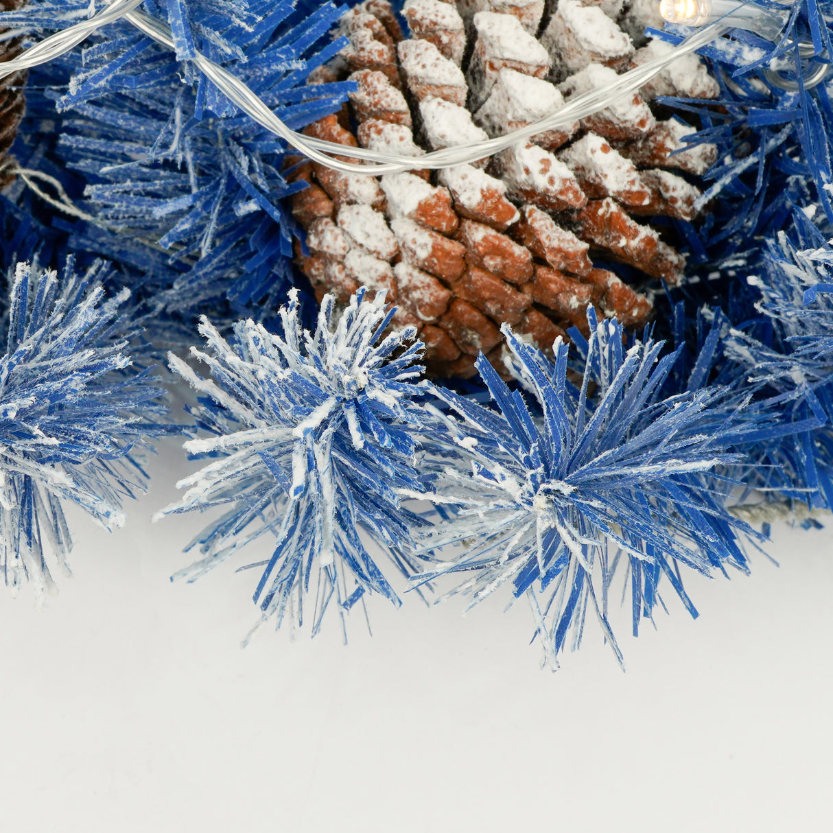 A set of 4 artificial Christmas trees, including flower garlands, flower garlands, and 2 entrance trees, equipped with LED light - V.I.P Digital Presence