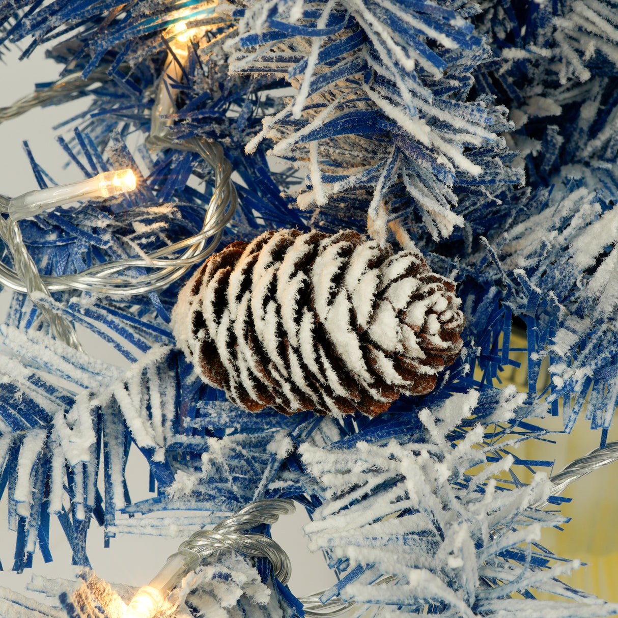 A set of 4 artificial Christmas trees, including flower garlands, flower garlands, and 2 entrance trees, equipped with LED light - V.I.P Digital Presence