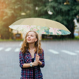 Marco de aleación de aluminio dorado y caucho de color de 16 costillas: nuevo paraguas plegable retro chino con protección solar y resistencia a los rayos UV.