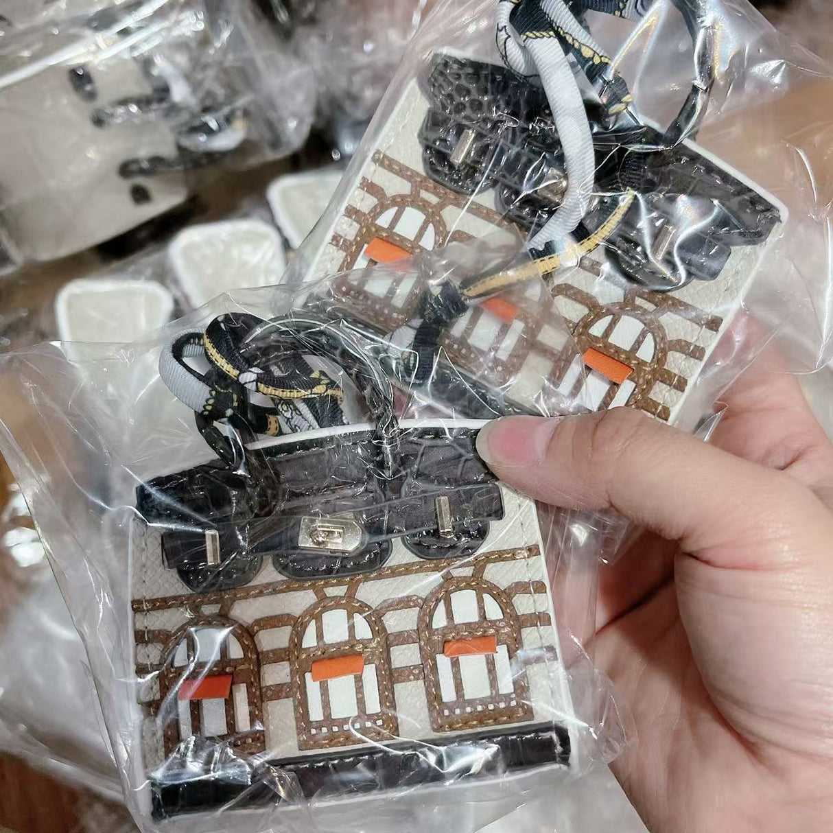 Small house bag mini window pendant headphone bag lipstick car key backpack backpack decoration - V.I.P Digital Presence