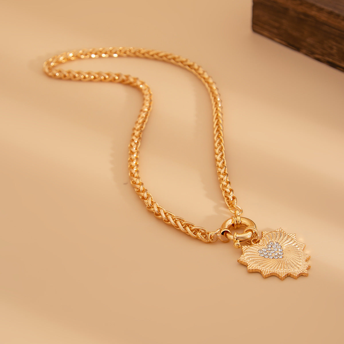 Diamond studded heart-shaped metal pendant necklace, light luxury style spring buckle collarbone chain set - V.I.P Digital Presence