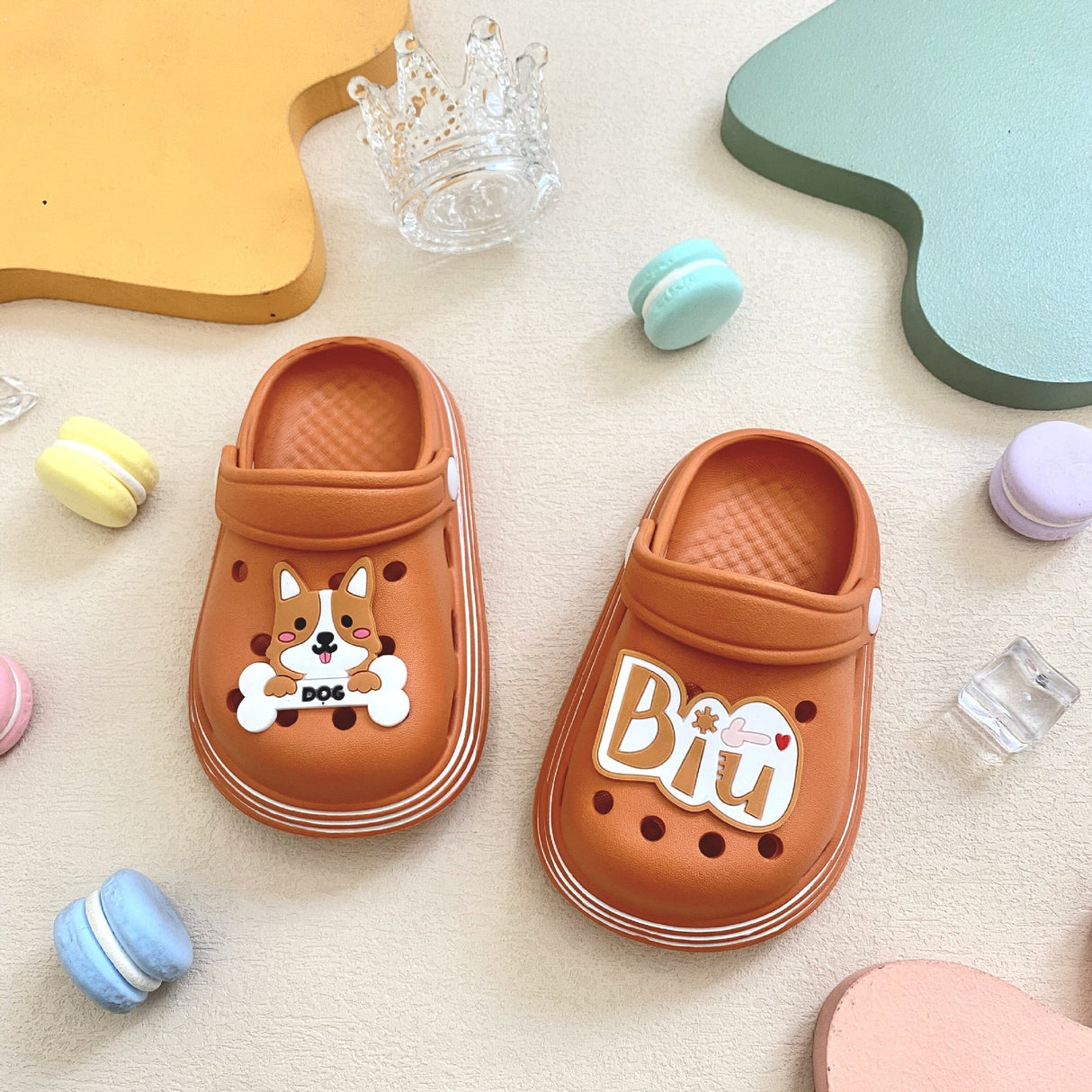 Nuevos zapatos con agujeros para niños y niñas, bonitos zapatos de verano para exteriores, sandalias y pantuflas de suela suave para niños pequeños.