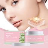 El limpiador calmante de aloe limpia suavemente los poros, exfolia y suaviza la piel.