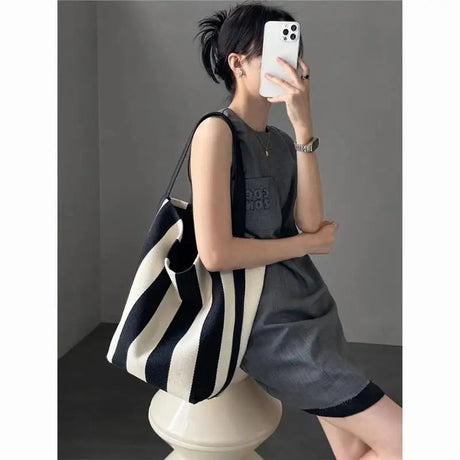 Black and white contrasting wide shoulder strap women's bag large capacity tote bag bucket bag - V.I.P Digital Presence